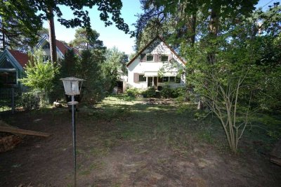 Hauptstadtmakler-Bezugsfreies Einfamilienhaus mit großem Garten in Top-Lage