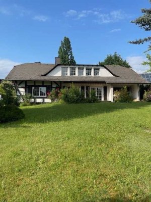 Exklusive Landhaus Villa für gehobene Wohnansprüche in Villenlage!