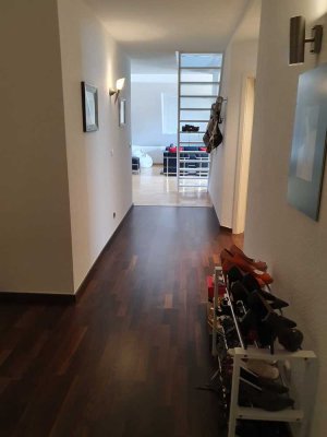 Helle Galeriewohnung im Dachgeschoss