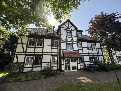 Schmuckstück In idyllischer Wohnanlage! Tolle 3 Zimmer, Balkon u. Carport