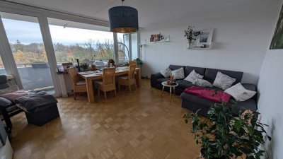 Sehr helle und großzügige 4 Zimmer Wohnung mit schönem Blick nach Karlsruhe und ins Grüne.