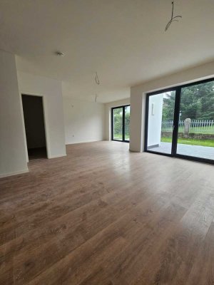 Helle 2-Zimmer-Wohnung mit Süd-Terrasse, Garten & 2 TG-Stellplätzen in Bad Griesbach (74 m²)