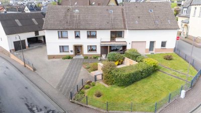 Großzügiges Wohnhaus mit Nebengebäuden und Garage
- auch als Mehrgenerationenhaus möglich -