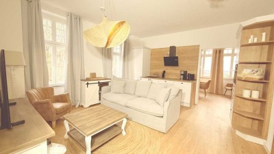 Exklusiv: Vollmöblierte & kernsanierte 57m² 2-Zimmer-Altbauwohnung + Balkon + Küche (Sellin/Rügen)