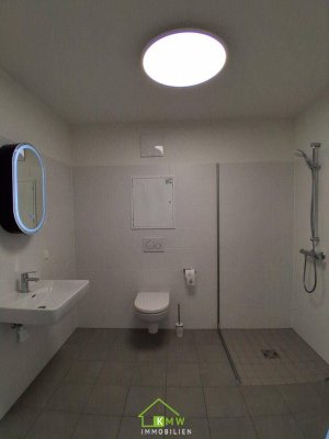 Erstbezug - Lichtdurchflutete 2 Zimmer Neubauwohnung mit Fernblick, Balkon &amp; Tiefgaragenplatz
