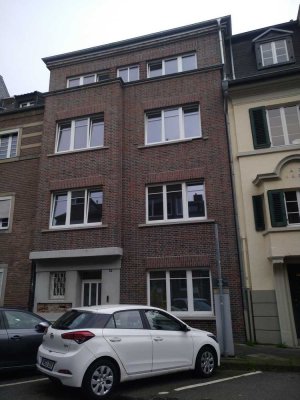 Erstbezug nach Sanierung mit Balkon: Stilvolle 3-Raum-Wohnung mit geh. Innenausstattung