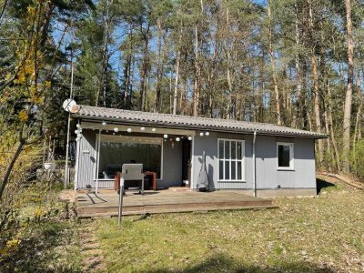 Gepflegter Bungalow mit 2 Zimmern und Carport sowie 2. Bungalow zum Entwickeln in Schorfheide
