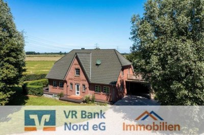 Einmaliges Angebot: Neuwertiges EFH mit FeWo und Halle in Alleinlage nahe Husum/Nordsee