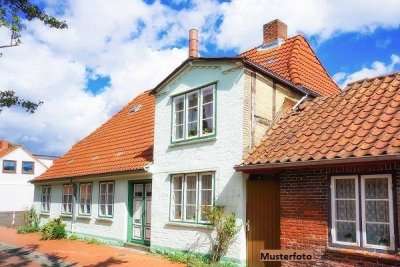 Wirtschaftsgebäude mit Wohnung und Garage