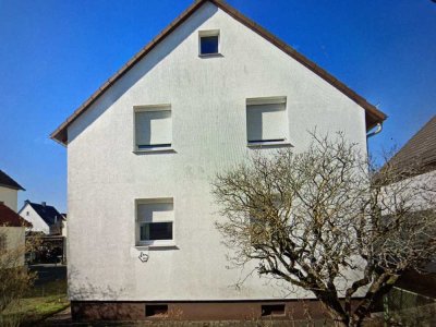 Freistehendes Zweifamilienhaus mit großem Garten-Grundstück und Ausbaupotential (ca. 50qm)