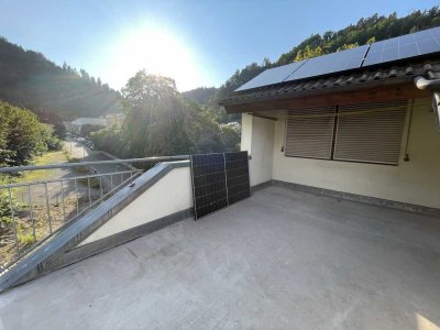 Attraktive und modernisierte 4-Raum-Maisonette-Wohnung mit geh. Innenausstattung mit Balkon und EBK