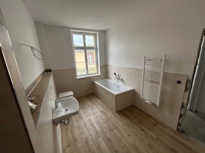 ERSTBEZUG ebenerdig 2-Raumwohnung /Reihenhaus mit Ankleideraum, Fußbodenheizung, Garten + Stellplatz