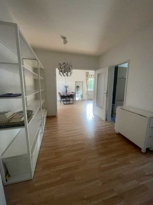 2 Zimmer Wohnung mit sonnigem Balkon und Einbauküche