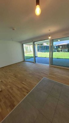 Moderne 2.5-Zimmer Erdgeschosswohnung mit Tiefgarage, Terrasse und Keller