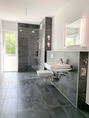 Lichterfüllte 2-Zimmer-Wohnung mit modernem Tageslichtbadezimmer, Marken-EBK und großem Westbalkon