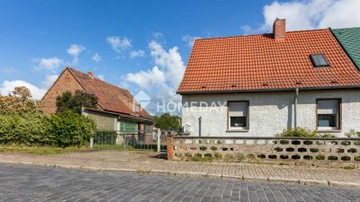 Sanierungsbedürftiges EFH mit 1.740m² Grund, Nebengebäuden & Stellplätzen in ruhiger Lage