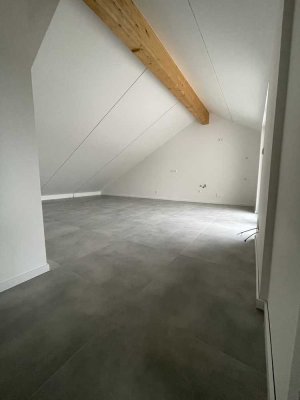 *Dachgeschosswohnung - Stilvoll wohnen mit großem Balkon und 2 Stellplätzen***