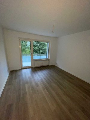 Wuppertal-Barmen! Ruhige komplett sanierte 2 Zimmer-Mietwohnung mit Balkon