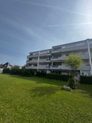 Gepflegte 3 Zimmer Wohnung im 1.OG mit EBK, Balkon sowie Stellplatz in Ehningen