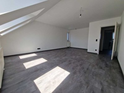Schöne und vollständig renovierte 2-Zimmer-Dachgeschosswohnung in Hahnbach