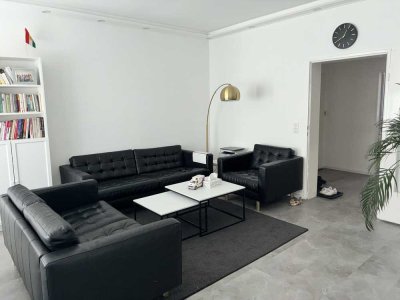 TOP-sanierte & helle 4-Zimmer-Wohnung mit 2 Balkonen, Einzelgarage + Stellplatz in bester Lage