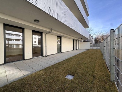 GARTENWOHNUNG MIT GROßER TERRASSE - BADEZIMMER MIT BALKONTÜRE