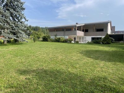 Freistehendes Einfamilienhaus mit großem Garten und 3-Z. Einliegerwohnung, beste Lage am Waldrand