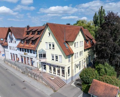 Mehrfamilienhaus mit mit stabilen Mieteinnahmen und attraktiver Gewerbefläche zur Neugestaltung