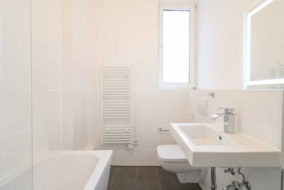 Großzügige, lichtdurchflutete Etagenwohnung mit offenem Wohnkonzept und stilvollem Tageslichtbad