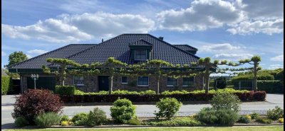 Landhaus-Bungalow mit unverbaubarem Weitblick, Terrassen, Designer-WCs & Doppelgarage