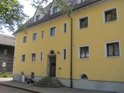 Schöner Wohnen auf gut 100qm: Großzügige 4-Zi.-Wohnung für Sie renoviert!