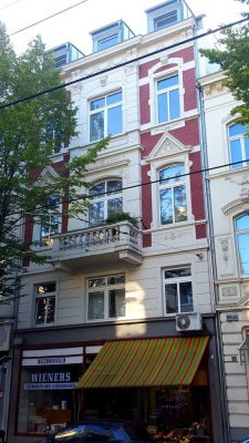 Bonn-Südstadt-Stilaltbau- sanierte 2-Zimmerdachgeschosswohnung mit ausgebautem Spitzboden