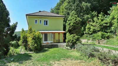 SANIERUNGSBEDÜRFTIGE VILLA MIT POOL