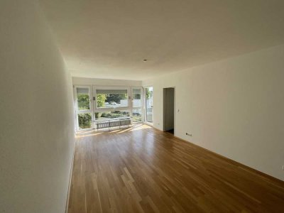 Helle 2-Zimmer Wohnung mit Loggia, Einbauküche und Tiefgaragenstellplatz in ruhiger Wohnlage