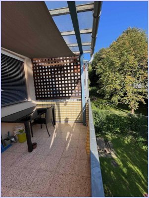 Zentrale ruhige Wohnung mit 76m2. 2 Schlafzimmer, Balkon, Wohnzimmer, Küche, Keller, Parkplatz.