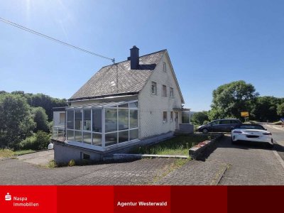 Gemeinde Dreisbach: Freistehendes Einfamilienhaus mit drei Garagen und großem Areal
