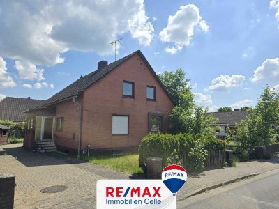 Ruhige Lage, großes Potenzial – Einfamilienhaus mit Garten wartet auf frische Ideen! (AS-1020-79)