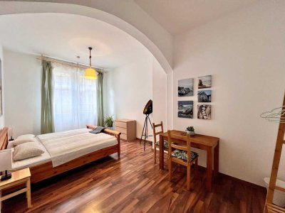 Großzügige Altbauwohnung mit Schlossblick, hohen Decken und Einbauküche