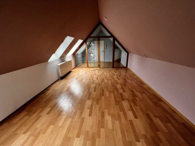 2-Zimmer Dachgeschosswohnung mit Stellplatz und Keller