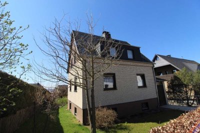 Freistehendes Einfamilienhaus mit Motorradgarage und Garten in ruhiger Siedlungslage