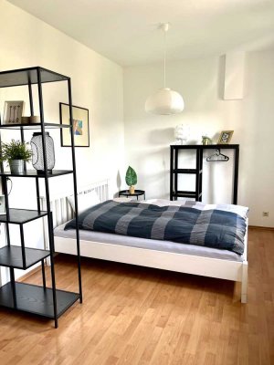 Helle, möbilierte 1,5-Zimmer Wohnung mit Aufzug in S-West