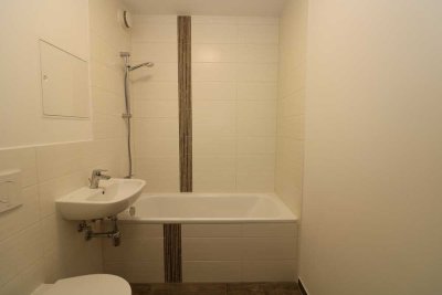 Wohlfühlgarantie...neu sanierte 2-RW mit Wanne und Balkon!!!