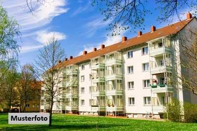 Dreifamilienhaus und 4 Garagen
