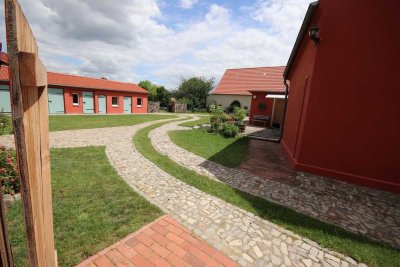 Dreiseitenhof: zwei Wohnhäuser, Scheune, fast 5ha Land, Offenstallanlage