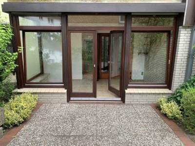 Vollständig renovierte Terrassenwohnung mit zweieinhalb Zimmern sowie Balkon und EBK in Buxtehude