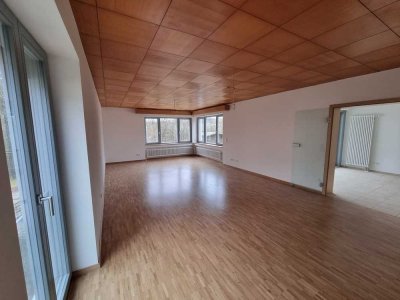 Lichtdurchflutetes Haus mit großem Garten zu vermieten