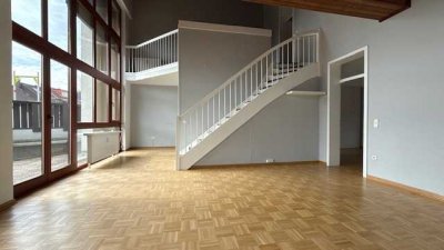 Lichtdurchflutete Maisonettewohnung, Südbalkon, 2 TG-Stellplätze, Hallenbad, energetische Sanierung