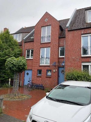 Charmantes Stadthaus über zwei Etagen mit Garten und zwei Stellplätzen