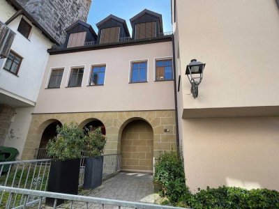 Drei-Zimmer-Wohnung im Dachgeschoss mit Balkon und Kfz-Stellplatz in Herzogenaurach-Stadtzentrum