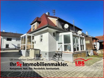 Sanierte Doppelhaushälfte mit Wintergarten, Doppelgarage, Nebengebäude und Garten